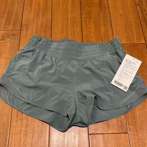 Lululemon hotty hot shorts II 2.5” sz 8